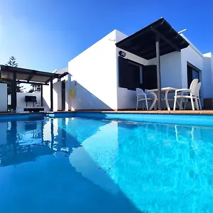 Villa Princesa Guayarmina, Tías